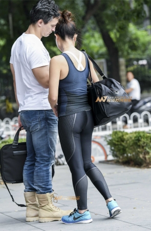 穿健美裤的少妇性感抚媚