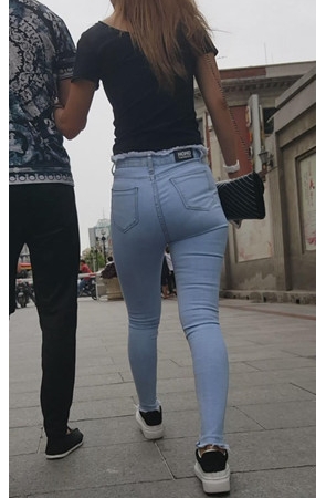 蓝色丰腴牛仔裤妹子