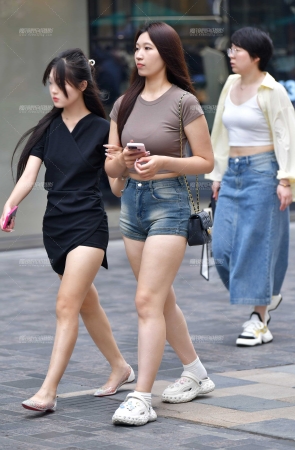 微微丰腴牛仔热裤美女