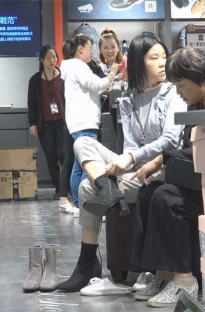 少女初冬试新靴，露出精美绝伦的幼滑嫩足