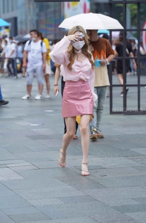 街拍性感时尚粉色裙高跟靓女