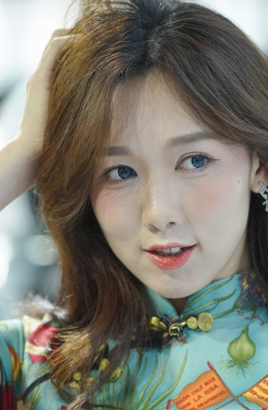 楚楚动人的大长腿美女