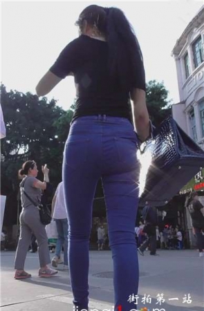 街拍紧身蓝色牛仔裤美女，身材棒。[965 MB]