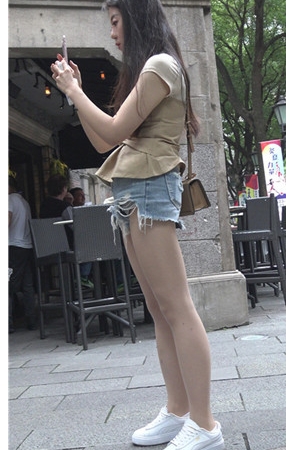 宽松的牛仔短裤妹子