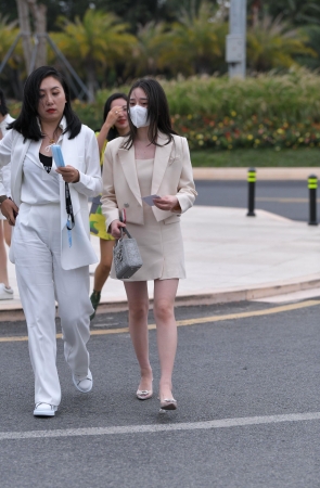 漂亮的气质OL女孩