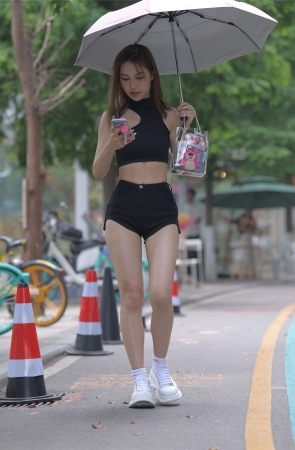 一始街拍作品 黑色牛仔热裤美女