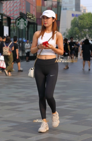 鸭舌帽，小背心，健美裤美眉