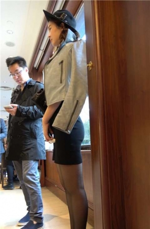 4K 极品性感街拍黑丝美腿短裙美女 [1.37 GB]