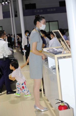 【街拍心灵】车展礼仪街拍肉丝美腿高跟制服