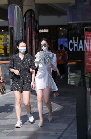 打着遮阳伞的两个小姐姐