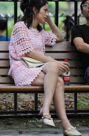 街拍粉色裙美女