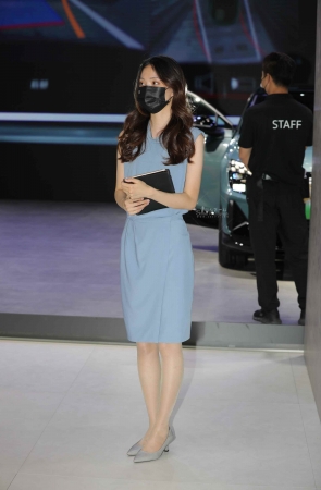 【街拍心灵】车展礼仪肉 丝街拍高跟累脱鞋歇歇