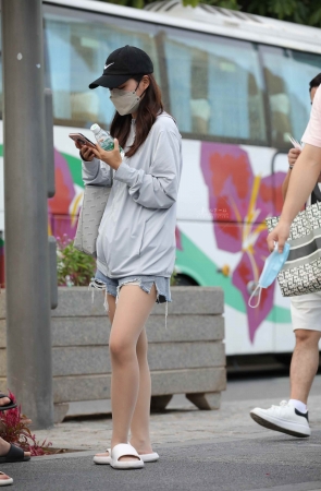 【街拍心灵】车展礼仪踩一天街拍高跟下班穿拖鞋肉 丝热乎乎