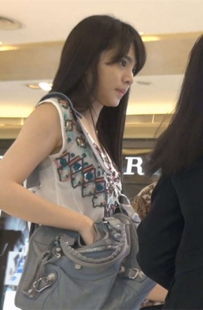 气质美女试用化妆品的瞬间