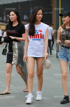 她简单得来又性感迷人