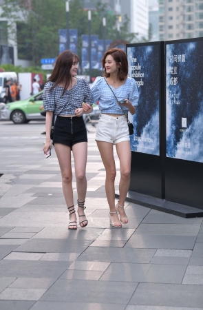 两个漂亮的小姐姐