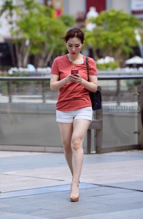 街拍鱼嘴高跟鞋美女