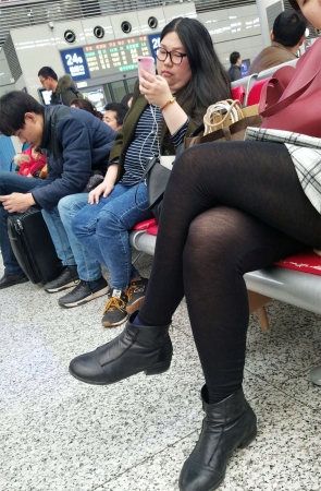 车站候车的黑色丝袜打底裤美少妇玩自拍