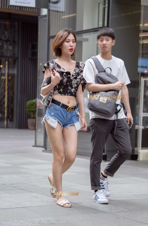 性感超短热裤露出诱人的月牙