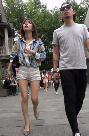 白短热裤尖嘴高跟鞋美女