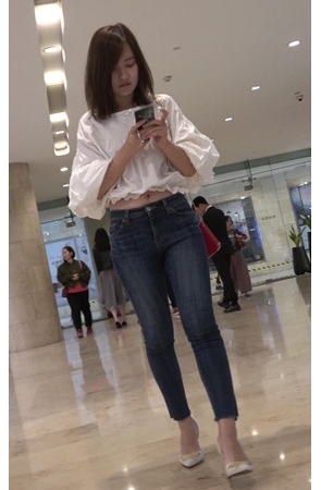 白衣牛仔裤小妹