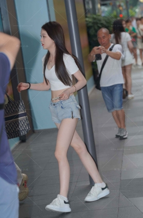 跟闺蜜逛街买衣服