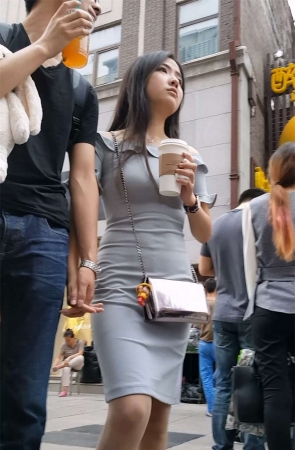 身材极好漂亮的紧身包臀裙美女