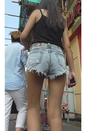 蓝牛仔热裤毛边美女