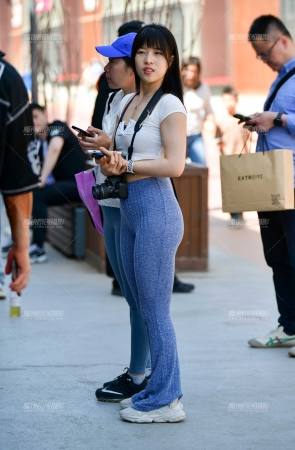 摄影师针织紧身裤美女