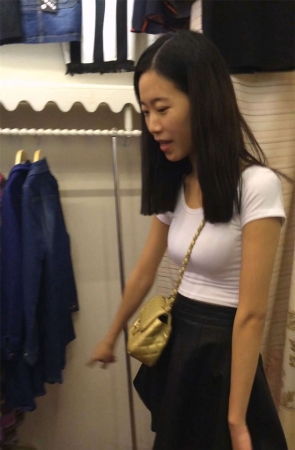 商场里的短裙美眉