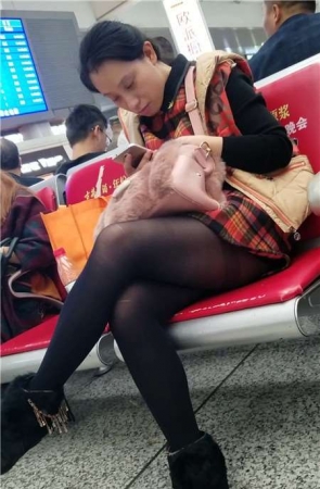 4k-候车室内专注玩手机的黑丝美腿性感少妇