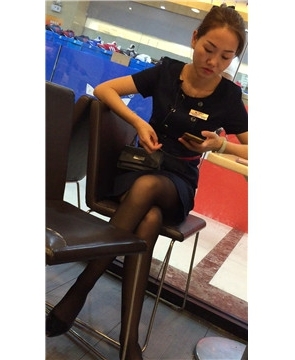 吃饭偶遇黑丝高跟长腿OL制服美眉。