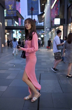 街拍粉色开叉裙靓女