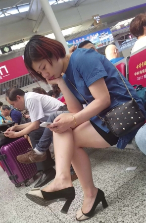 性感鱼嘴高跟鞋街拍短裙美腿