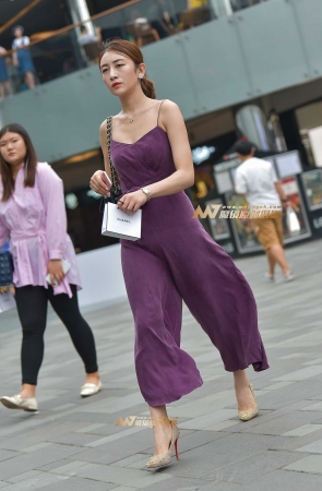 仪态不凡的吊带阔腿裤美女