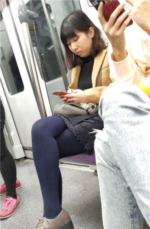 4k-地铁上的极品黑丝美腿性感美女