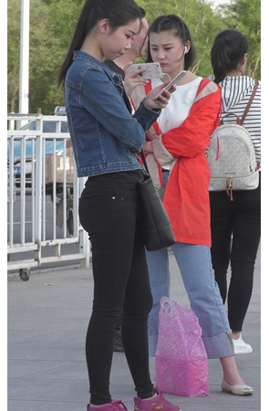 黑色紧身裤小美女