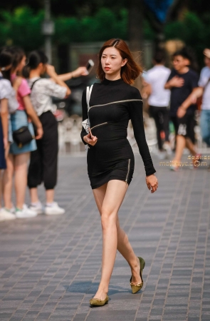 你的美胸你魔鬼身材太迷人了