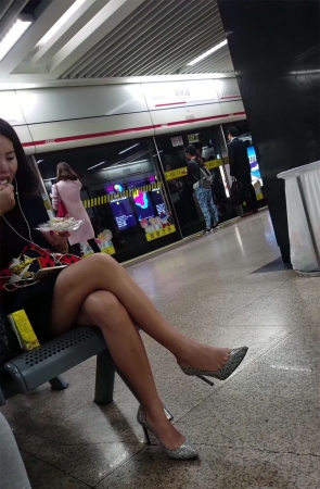 银白色高跟鞋连衣裙美颜美腿