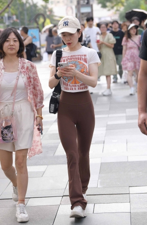 23715-11=60√邻居紧身裤女孩 14P