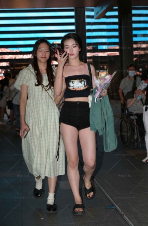 清凉的美腿热裤美眉