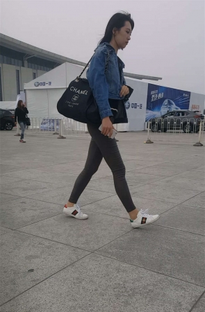 牛仔外套灰色紧身裤美女