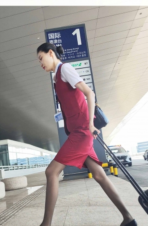 原创4K视频乘客视角中的山航空姐高挑大长腿深灰丝 2P