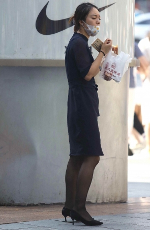 黑丝街拍高跟OL