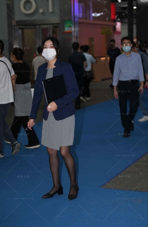 卖车的黑色丝工装美眉