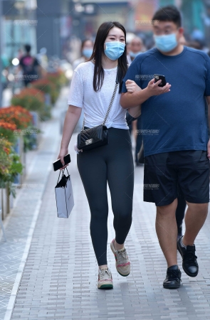 漫步微丰腴紧身美女