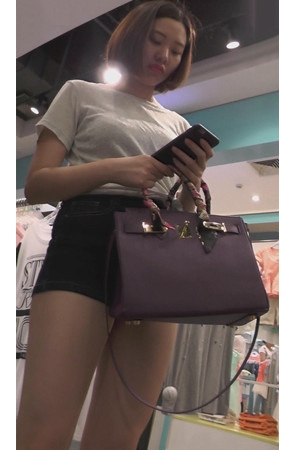 黑色牛仔短裤短发美女