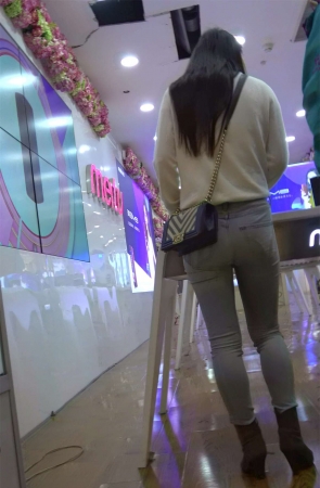 逛商场的极品紧身蓝牛肉臀MM