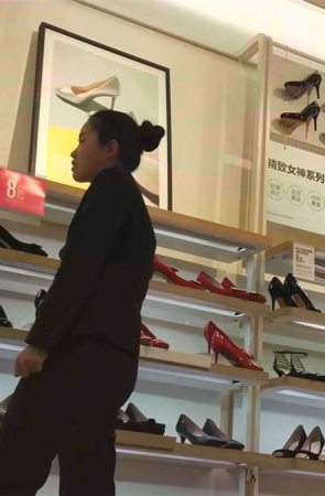 鞋店短丝试鞋美女