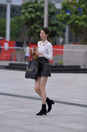 街拍高腰皮裙短靴美姐